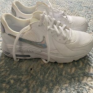 Nike women air max white size 7 gently worn a few times